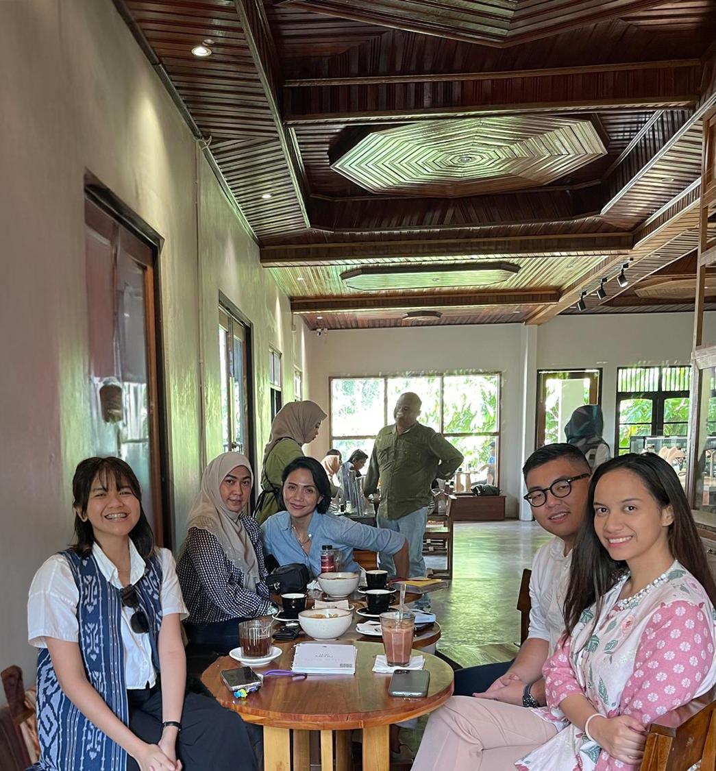 BERSEBELAHAN: Lisa Halaby (dua dari kiri) duduk bersebelahan dengan Andini Weningtyas Effendi (tiga dari kiri), ada juga Lady Diandra (paling kanan).
