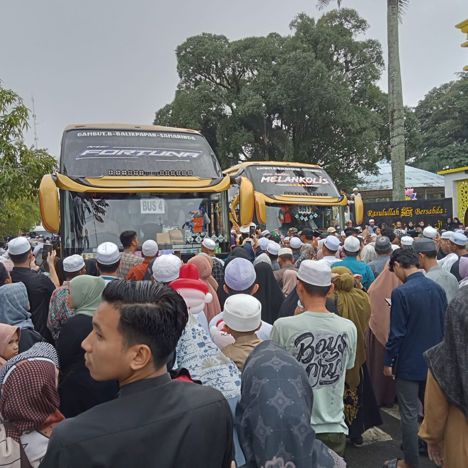 HARU: Ribuan keluarga jamaah calon haji Kabupaten HSU memadati halaman Masjid At-Taqwa Amuntai, untuk melepas kepergian keluarga berangkat haji, Jumat (24/5/2024). (Foto: M.Akbar/Radar Banjarmasin)