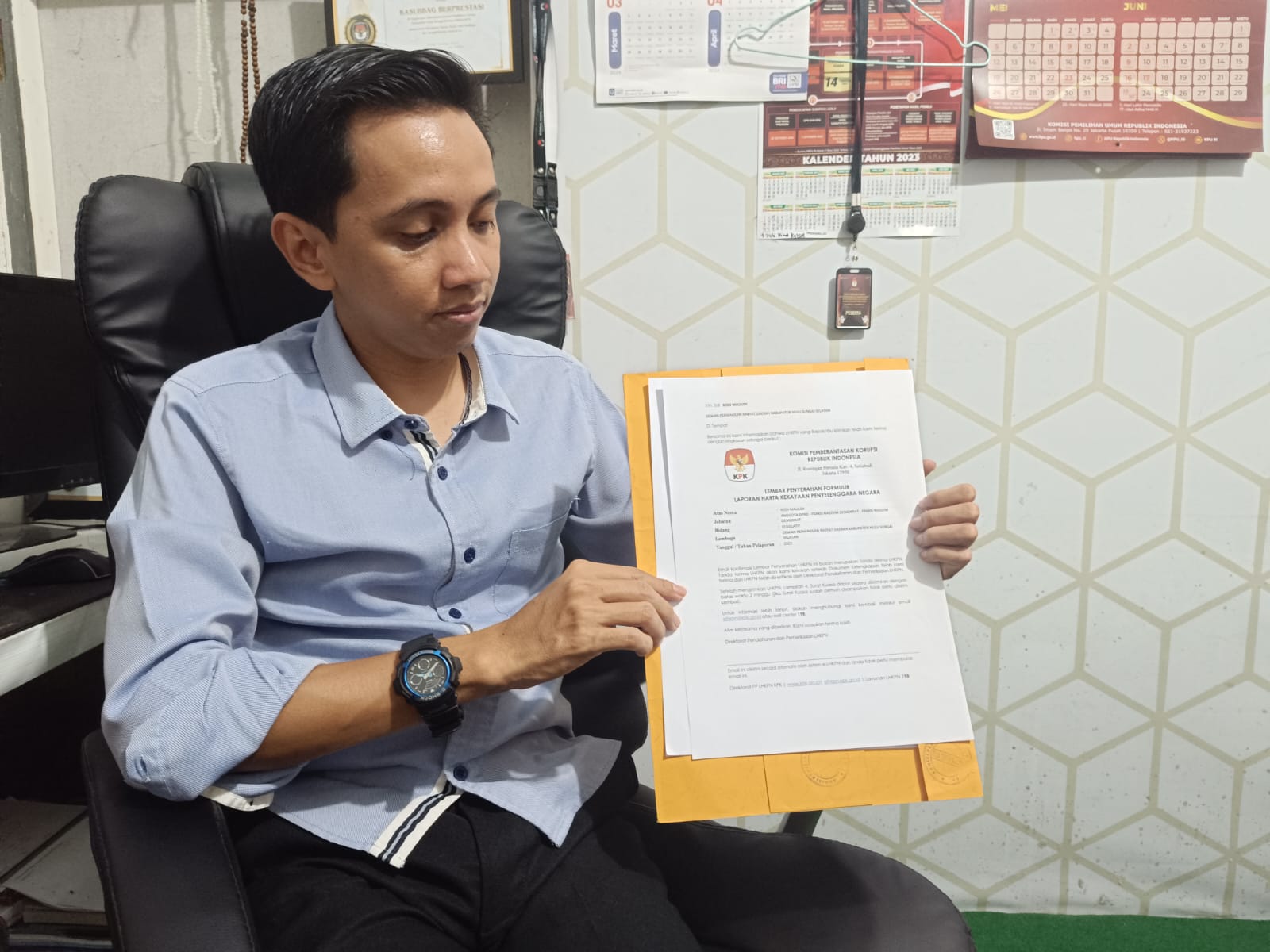 DATA:Kasubbag Teknis Penyelenggara Pemilu, Partisipasi dan Hubungan Masyarakat KPU Kabupaten HSS, Wawan Setiawan menunjukkan daftar caleg terpilih DPRD HSS yang sudah melaporkan LHKPN.(Foto:Salahudin/