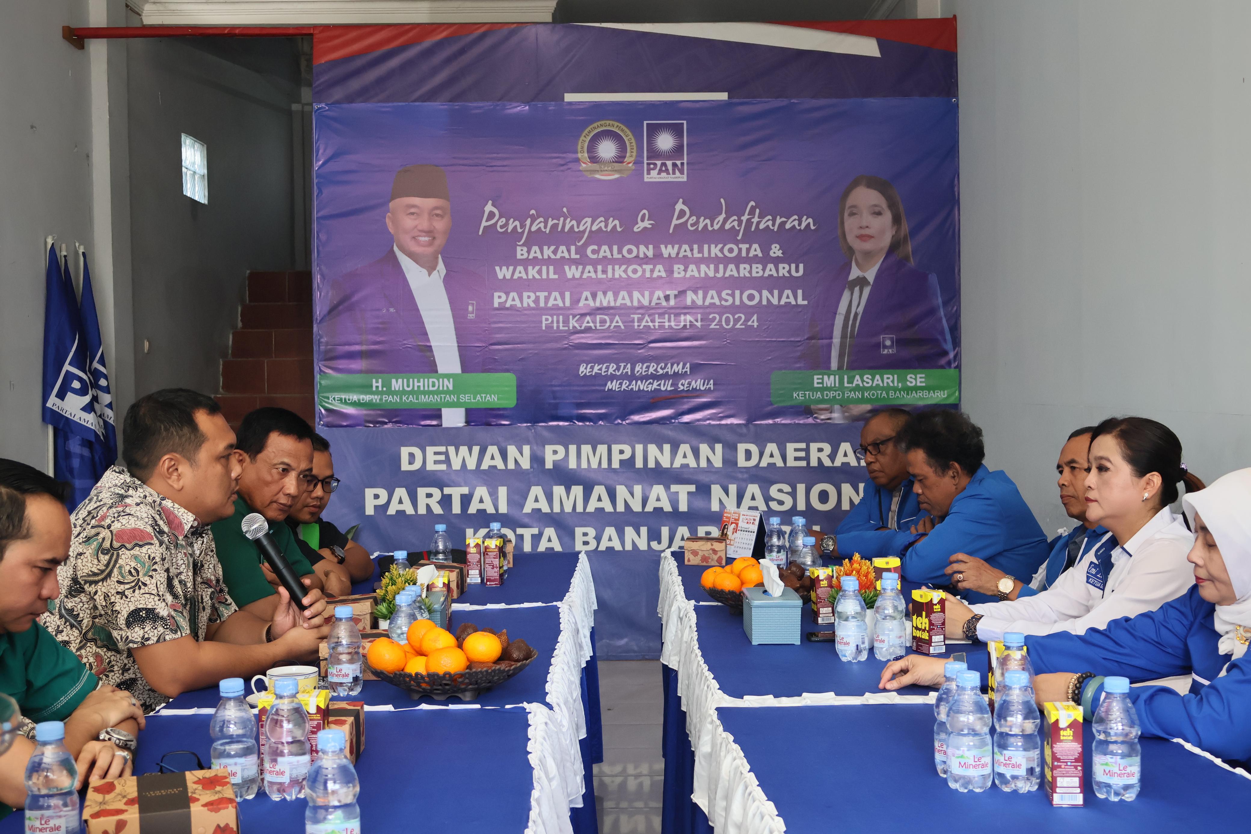 MINTA DUKUNGAN:Ketua DPW PPP Kalsel, Aditya Mufti Ariffin saat menyerahkan berkas penjaringan Bakal Calon (Balon) Kepala Daerah ke DPD PAN Kota Banjarbaru.(Foto:Fadlan Zakiri/Radar Banjarmasin)