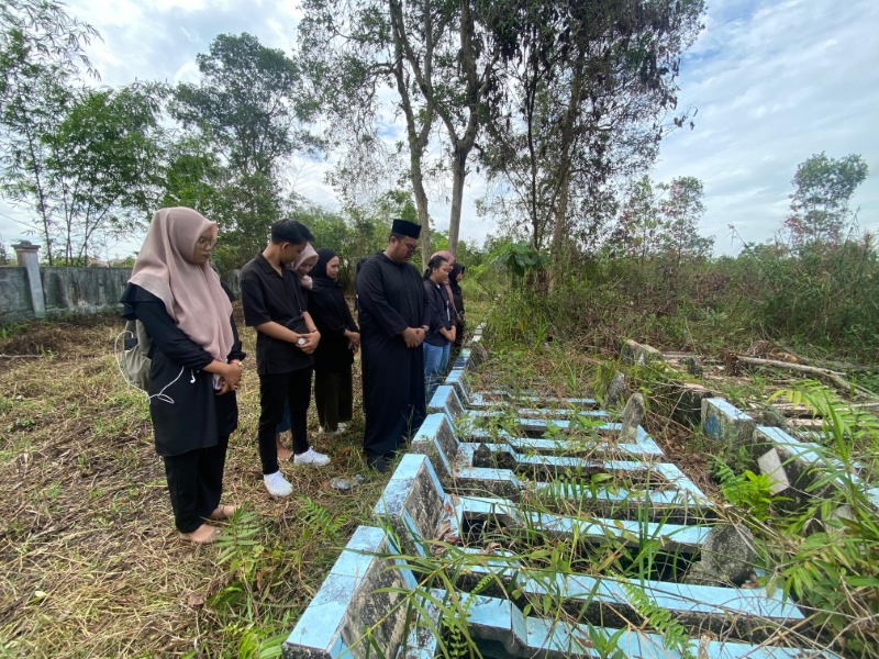 TABUR BUNGA: Mahasiswa ULM berziarah ke lokasi pemakaman massal korban tragedi Jumat Kelabu di TPU Pemko Banjarmasin.