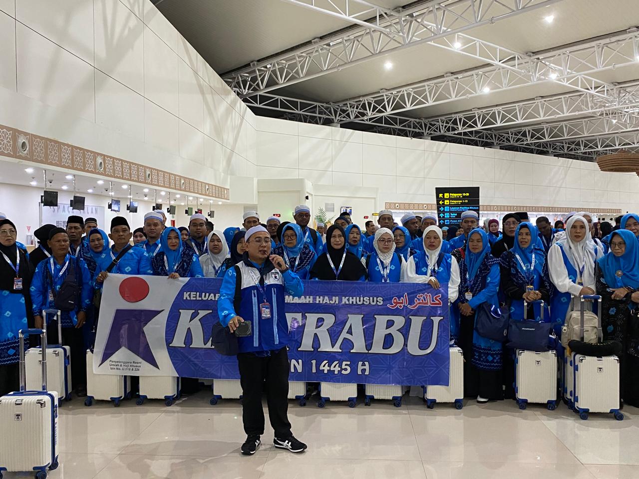 HAJI: 120 jemaah haji Kaltrabu saat berada di bandara Syamsudin Noor