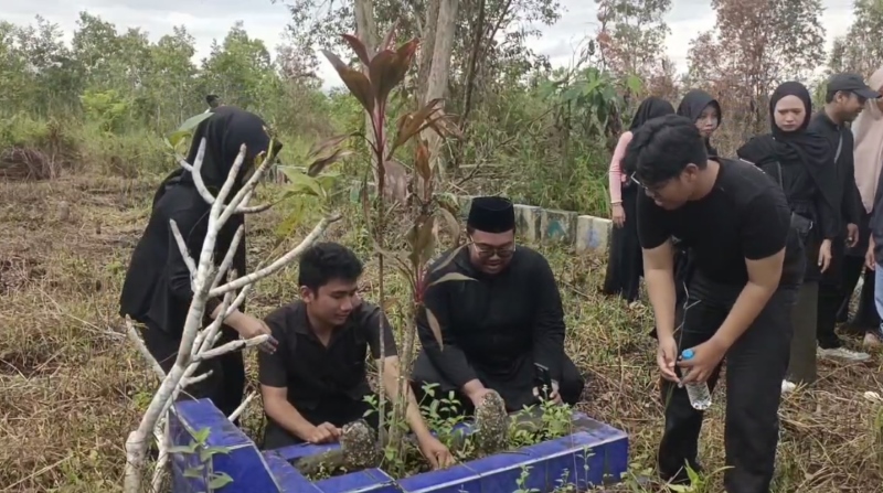 MENDOAKAN: Mahasiswa ULM berziarah ke pemakaman massal korban tragedi Jumat Kelabu di TPU milik Pemko Banjarmasin di Landasan Ulin.