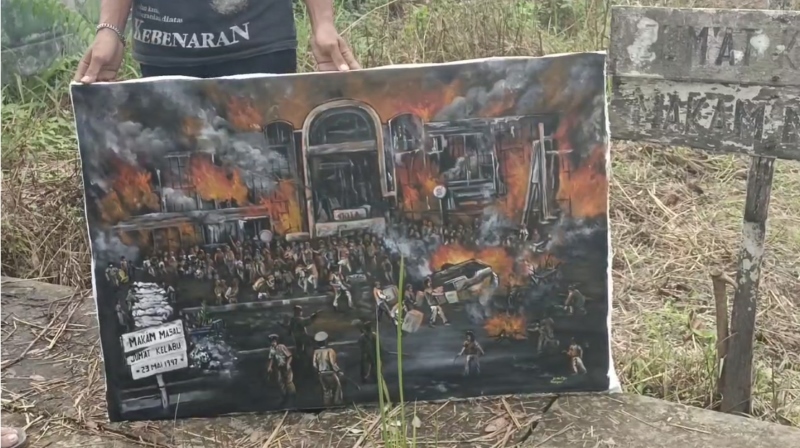DILUKIS: Mulyani datang ke lokasi pemakaman massal korban Jumat Kelabu dengan membawa lukisannya yang menceritakan peristiwa tersebut.