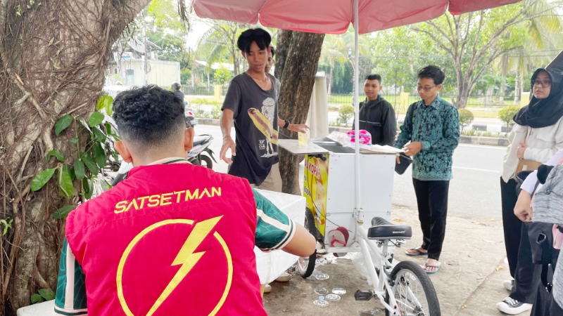 RAMAI: Kopi Satset di depan Samsat Banjarbaru saat ramai didatangi pembeli.