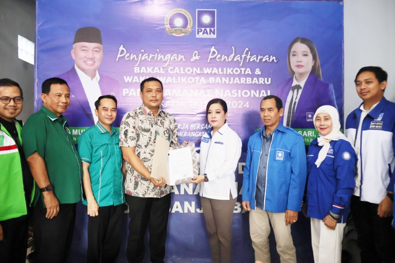 MENDAFTAR: Ketua DPW PPP Kalsel, Aditya Mufti Ariffin saat menyerahkan berkas penjaringan Bakal Calon (Balon) Kepala Daerah ke DPD PAN Kota Banjarbaru, Jumat (24/4).