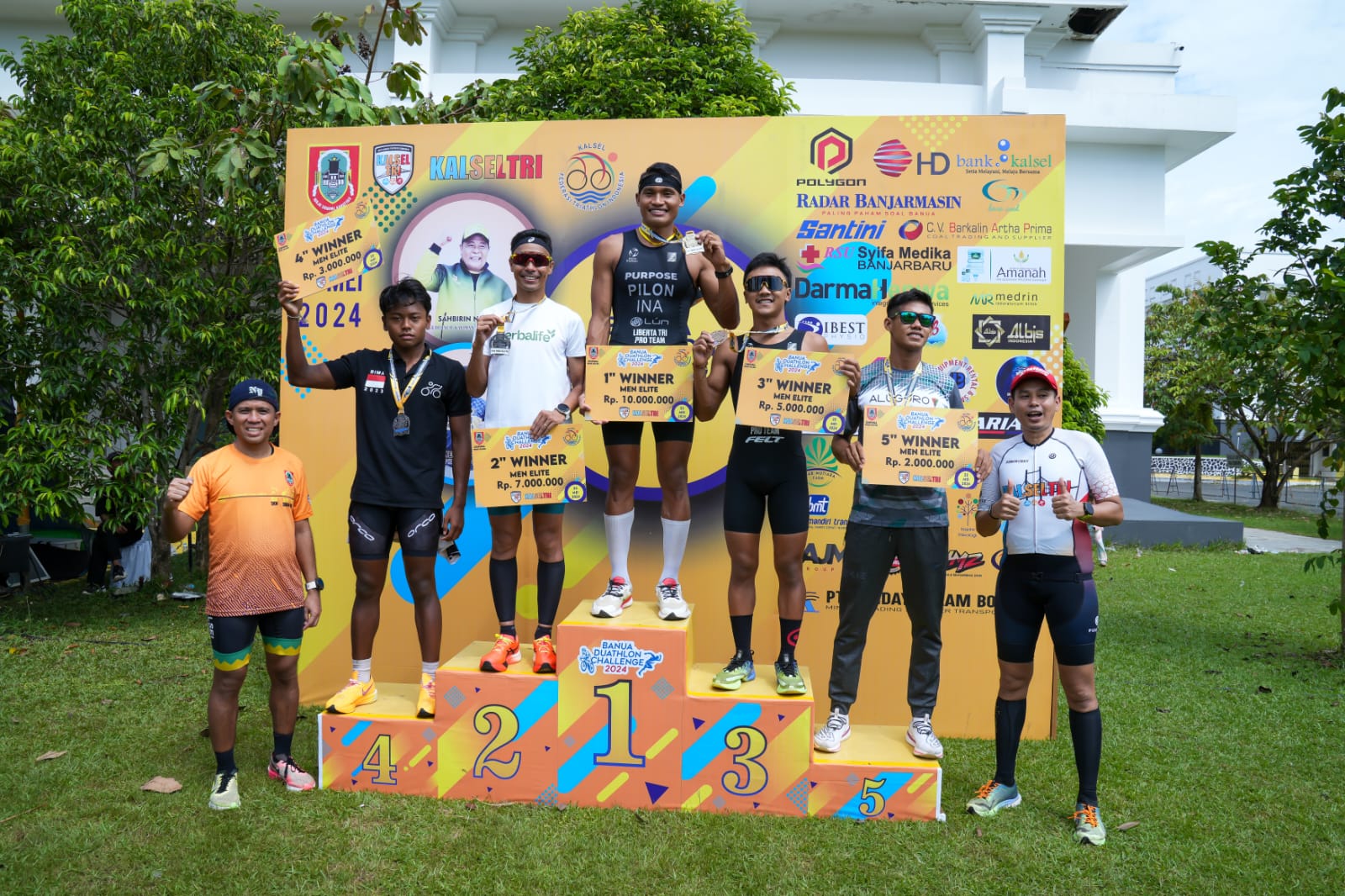 NAIK PODIUM:Para juara menerima medali dan hadiah dari Dispora Provinsi Kalsel.