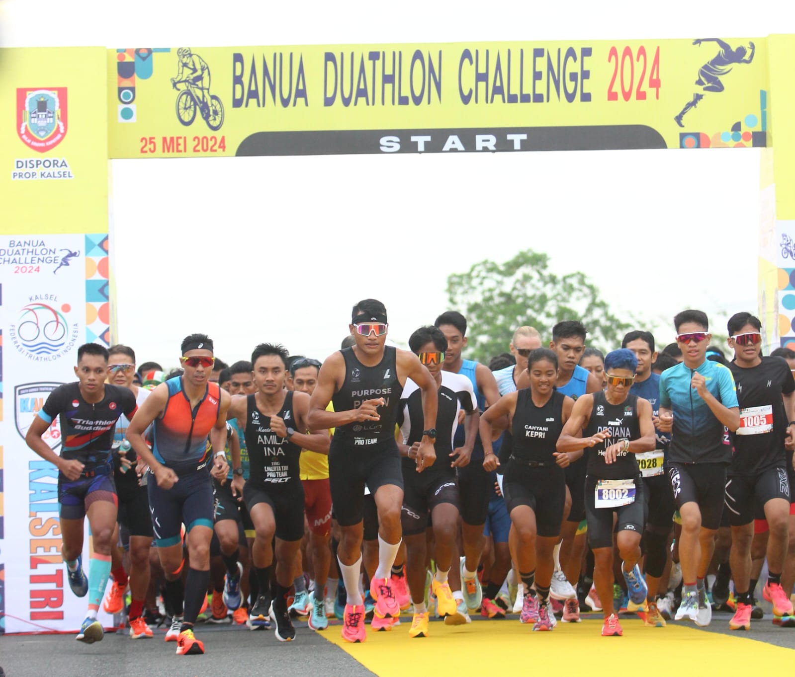 START:Para peserta Banua Duathlon Challenge dan Banua Running Challenge 2024 bersaing sejak garis start.