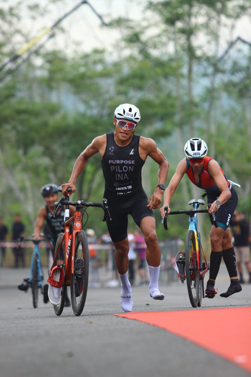 GANTI SESI:Setelah berlari sejauh 5 Km, peserta lanjut menjajal tantangan bersepeda sejauh 10 km.