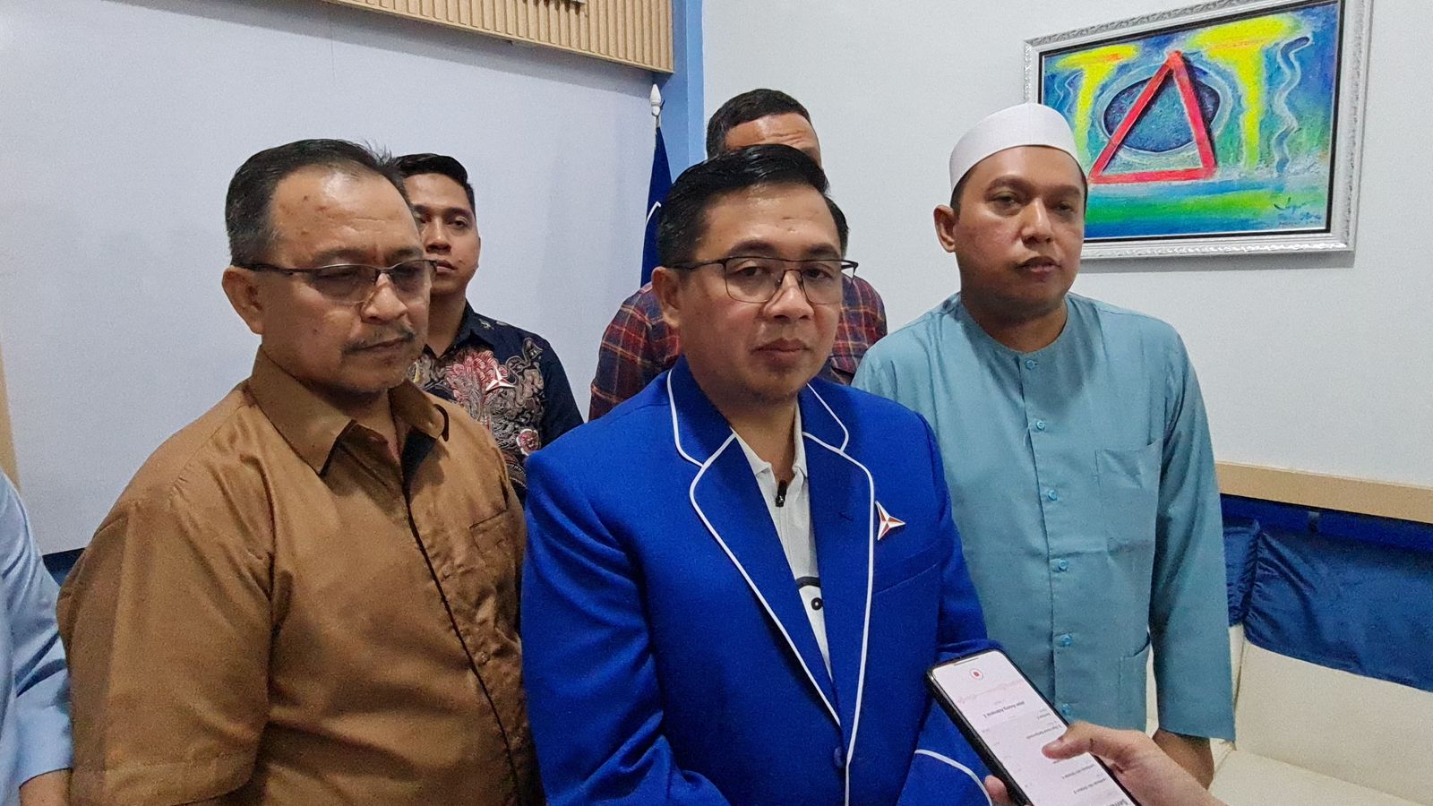WAWANCARA: Ibnu Sina saat diwawancara media di Kantor DPD Demokrat Kalsel, Banjarmasin, Kamis (23/5) | Foto: Muhammad Oscar Fraby/Radar Banjarmasin