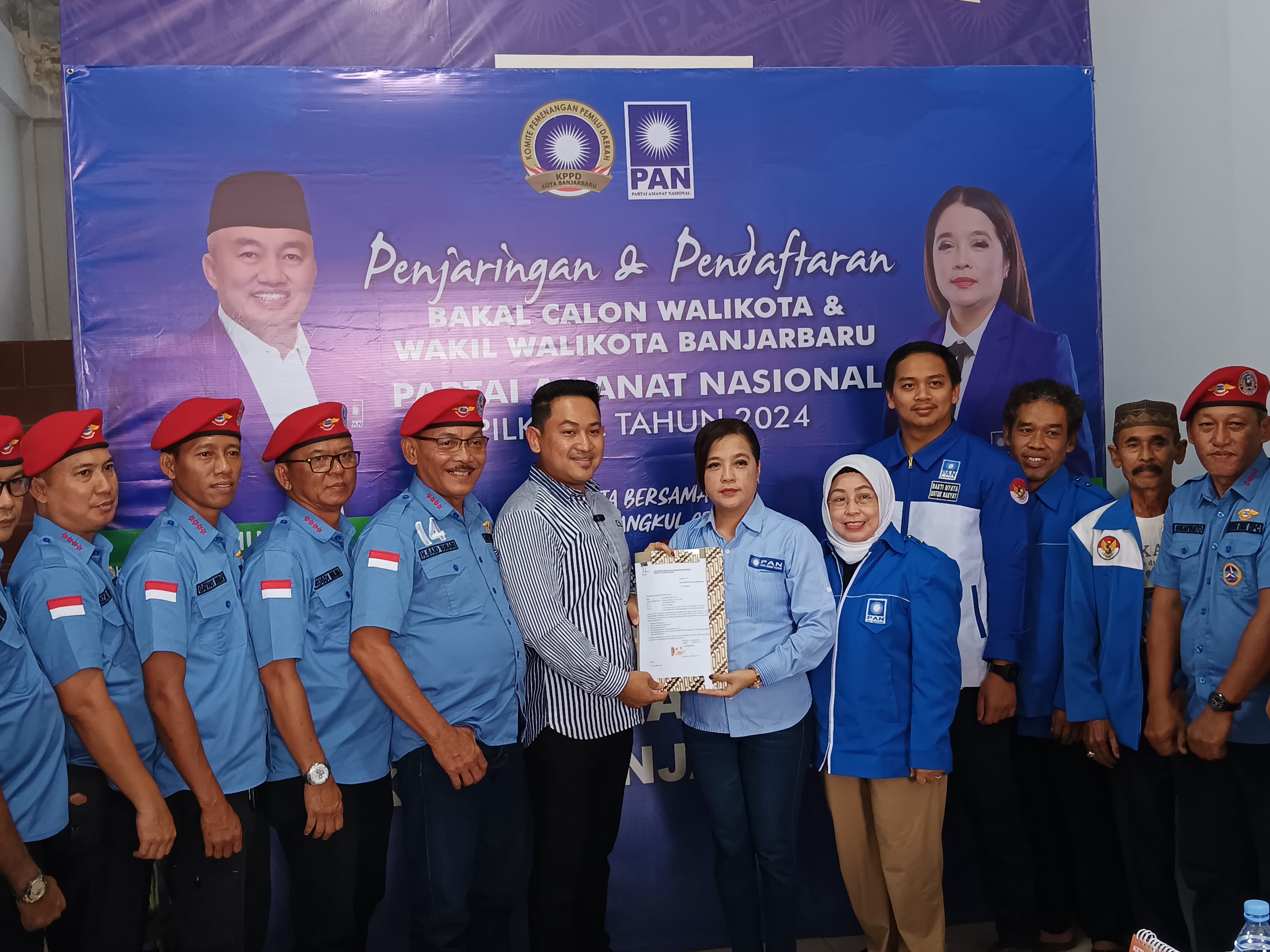 KOMITMEN:Bakal Calon Wali Kota Banjarbaru, Andoko Abdi menyerahkan berkas penjaringan Calon Kepala Daerah kepada Ketua DPD PAN Banjarbaru, Emi Lasari.(Foto:Fadlan Zakiri/Radar Banjarmasin)