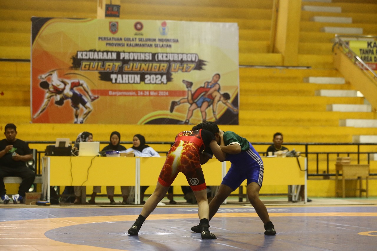 SERU: Suasana pertandingan Kejurprov gulat junior yang saat ini berlangsung di  GOR Hasanuddin, Banjarmasin.