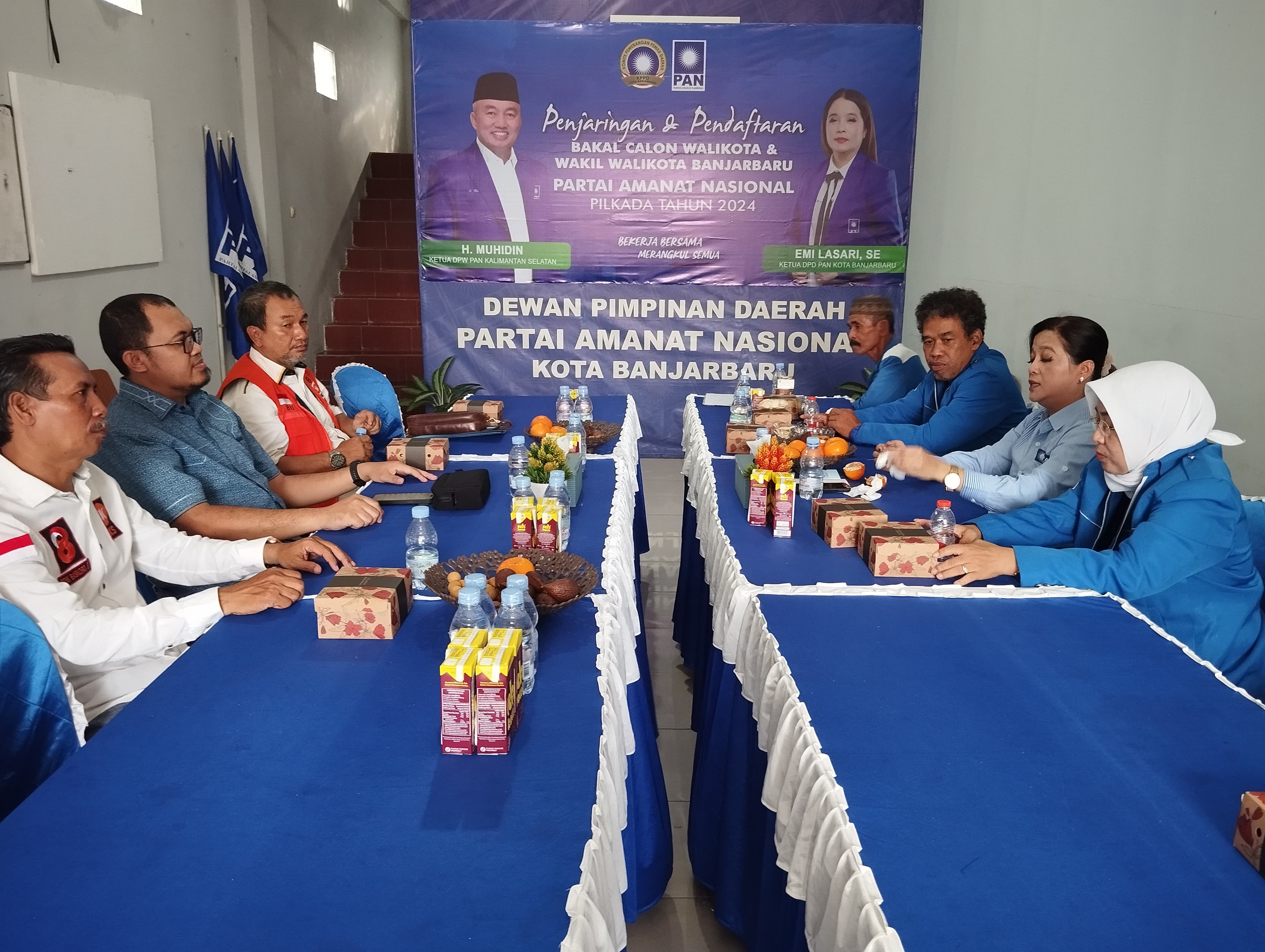 MINTA DUKUNGAN:Nurkhalis Anshari menyerahkan berkas pendaftaran Bakal Calon Wali Kota pada Ketua DPD PAN Banjarbaru, Emi Lasari, Minggu (26/5/2024) Petang.(Foto:Fadlan Zakiri/Radar Banjarmasin)