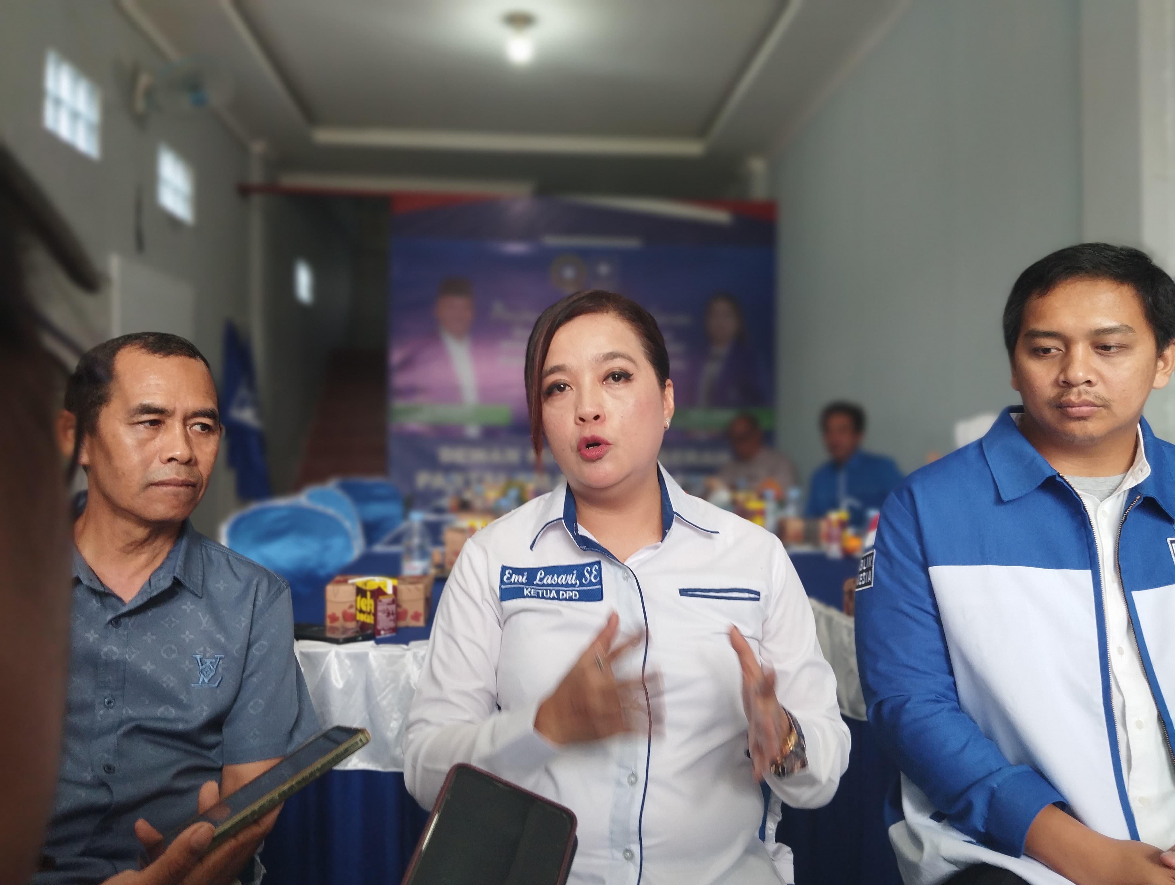 WAWANCARA:Ketua DPD PAN Banjarbaru, Emi Lasari saat menjelaskan terkait penjaringan Calon Kepala Daerah di partainya.(Foto:Fadlan Zakiri/Radar Banjarmasin)