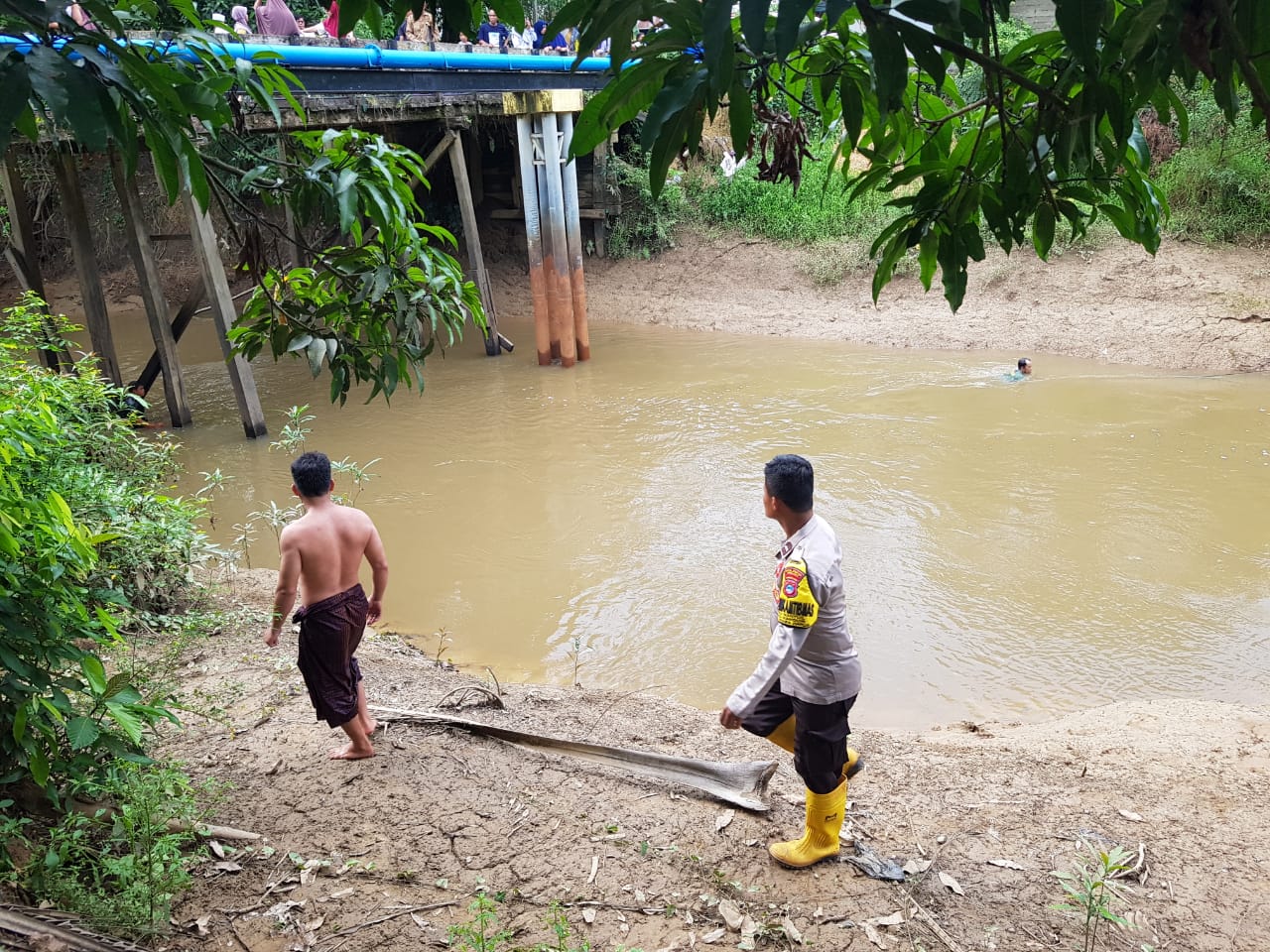ri  MENCARI KORBAN:Warga, Kepolisian, dan sejumlah petugas penanggulangan bencana saat mencari bocah tenggelam di Tantaringin, Kecamatan Kelua, Kabupaten Tabalong, Senin (27/5/2024).(Foto:Polres Tabal
