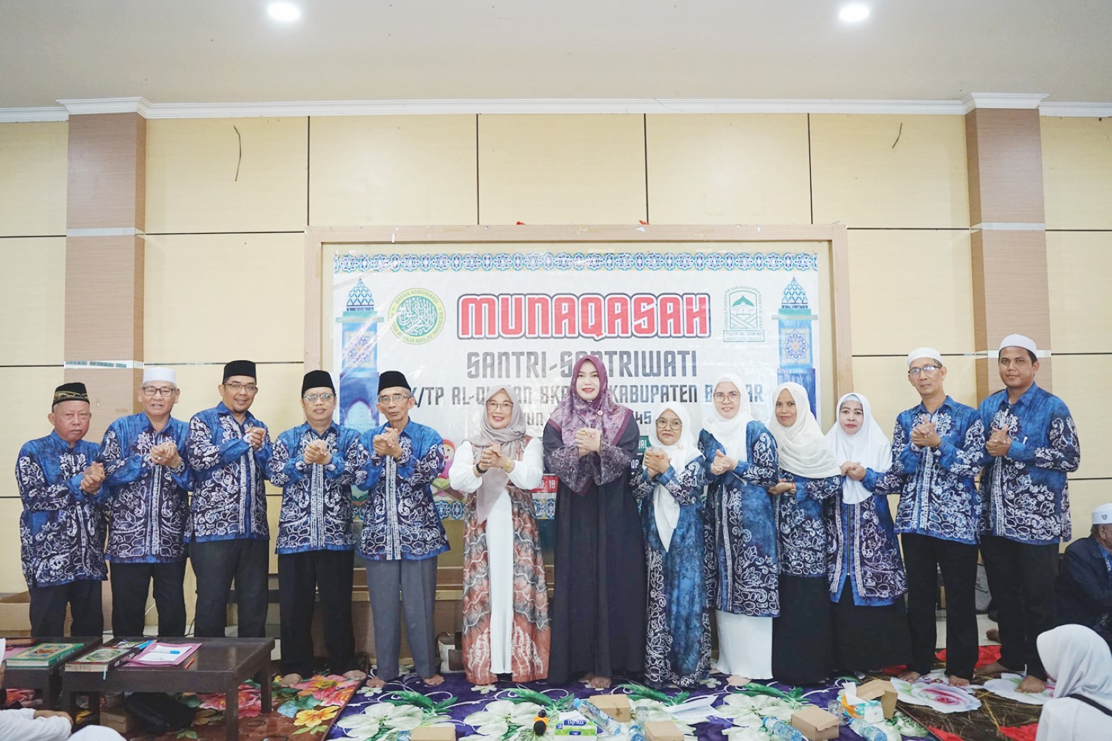 PELANTIKAN SANTRI: Hj Nurgita Tiyas menghadiri pelantikan ratusan santri. (RSB untuk Radar Banjarmasin)