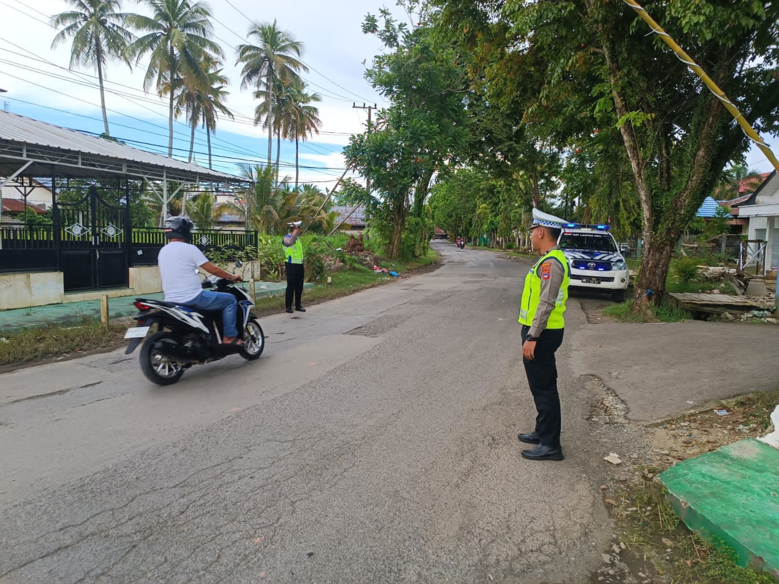 DI PERSIMPANGAN: Anggota Satlantas Polres HSU melakukan patroli di Kecamatan Banjang untuk mengurangi risiko kecelakaan. (Foto: M.Akbar/Radar Banjarmasin)