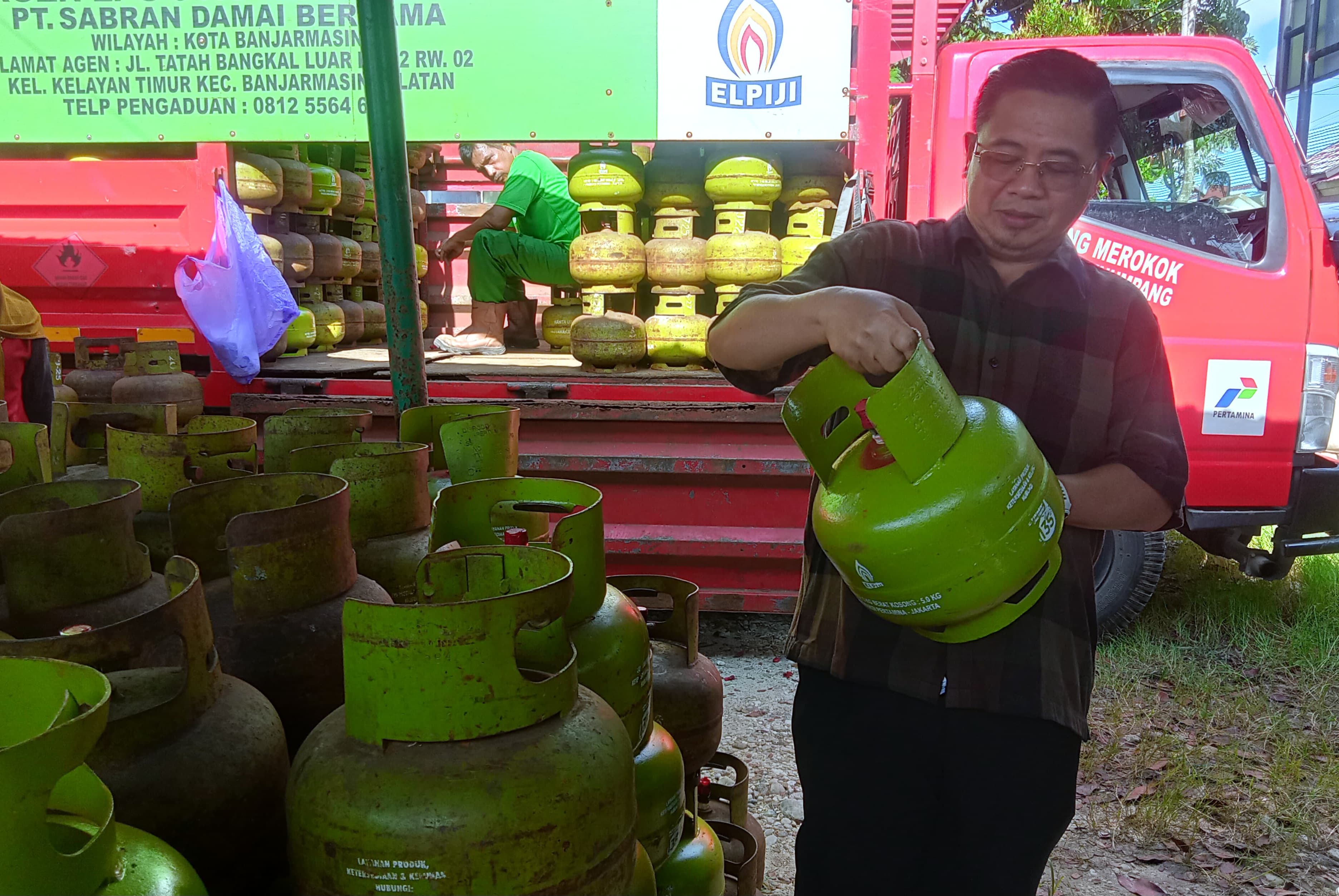 GAS BERSUBSIDI: Wali Kota Banjarmasin Ibnu Sina memantau distribusi gas elpiji 3 kilogram dalam operasi pasar, belum lama tadi. (Foto: Wahyu Ramadhan/Radar Banjarmasin)