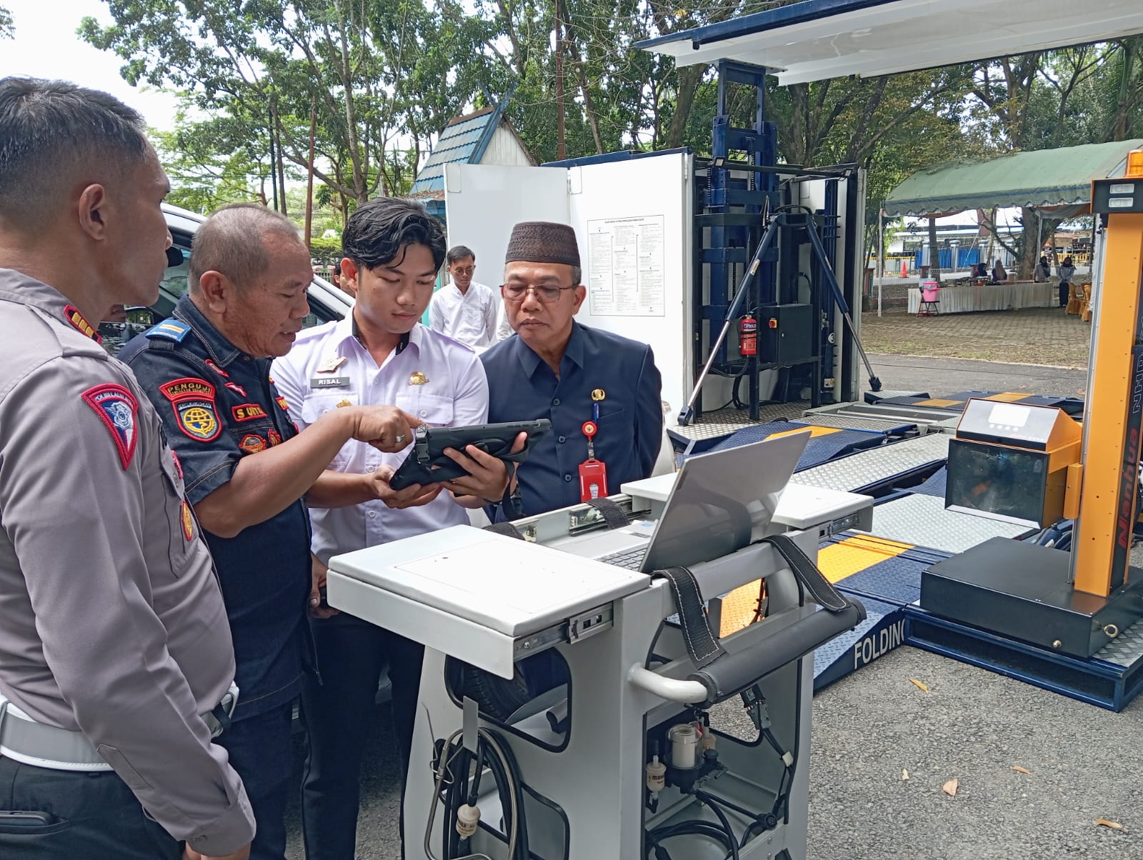 MENGECEK: Pj Bupati Tapin Muhammad Syarifuddin mengamati&nbsp;hasil uji kir.
