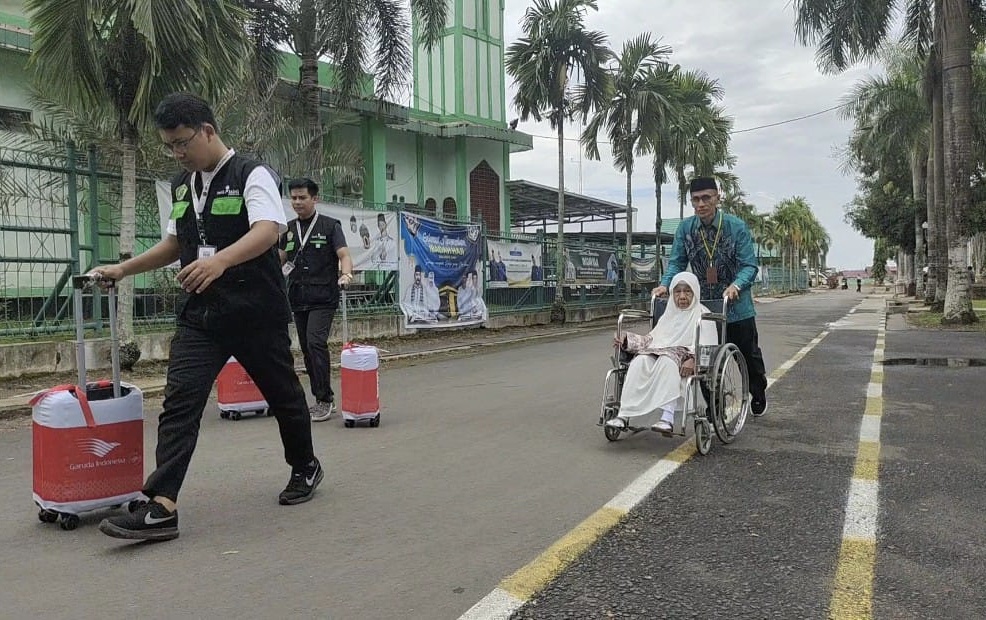 SEMOGA MABRUR: Dengan kursi roda, calhaj lansia asal HST ketika tiba di Embarkasi Banjarmasin di Banjarbaru.