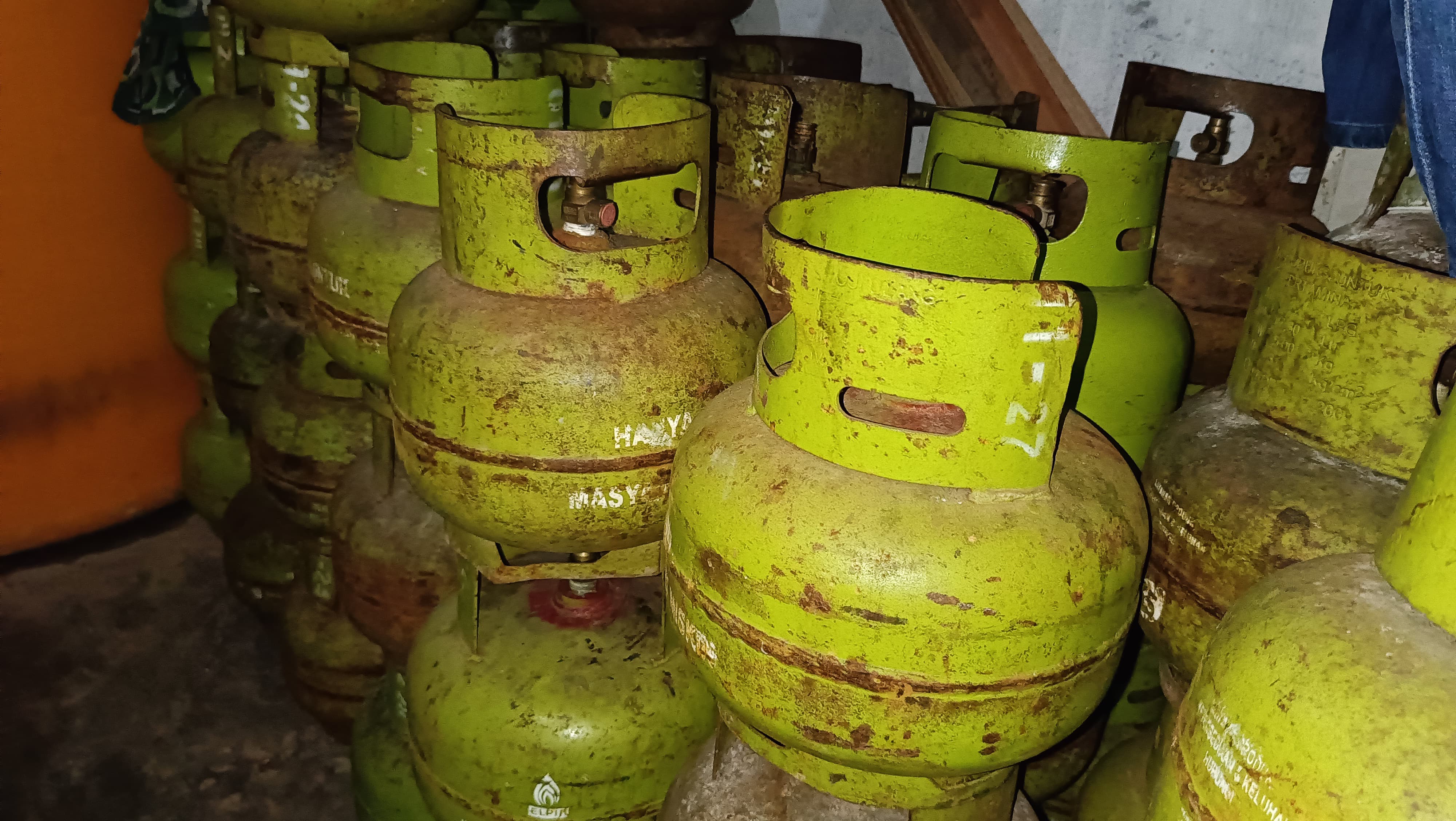 MEMBENGKAK:Harga gas LPG 3 kilogram di Kabupaten Banjar capai angka Rp38 ribu per tabung.(Foto:Sheilla Farazela/Radar Banjarmasin)
