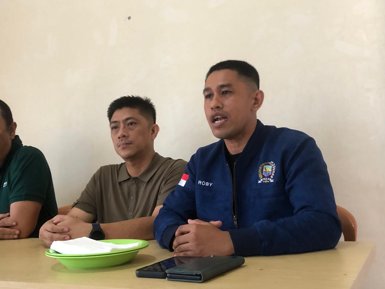 BANGGA: Rabiansyah Anggota DPRD Kotabaru memberikan dukungan ke H Iqbal dan Surya untuk maju di Pilkada Kotabaru.