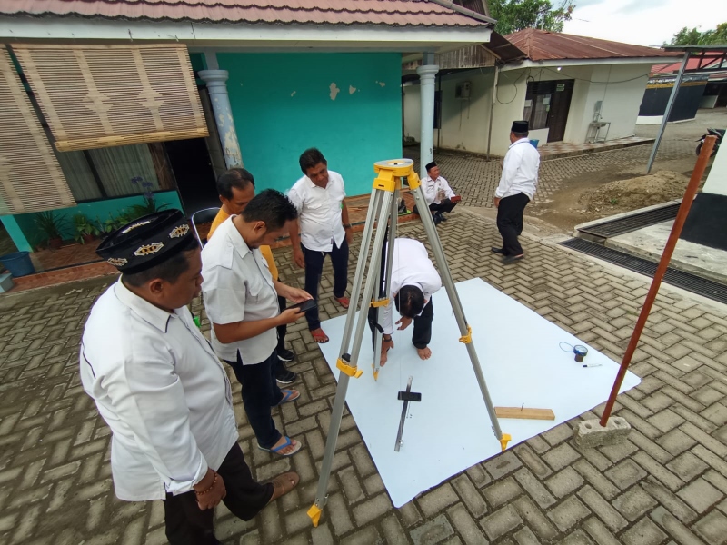 UKUR: Jajaran pegawai melakukan pengukuran arah kiblat di halaman Kantor Kemenag Tapin.