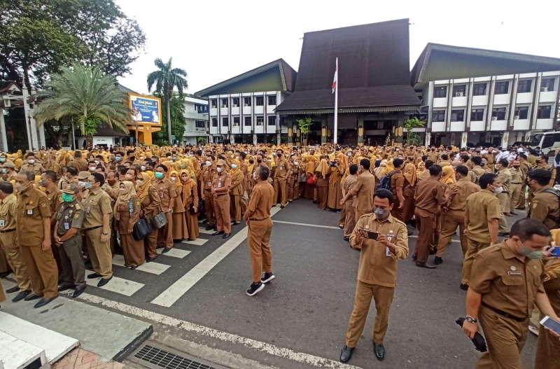 ABDI NEGARA: ASN Pemko Banjarmasin di depan Balai Kota, Jalan RE Martadinata, beberapa waktu lalu