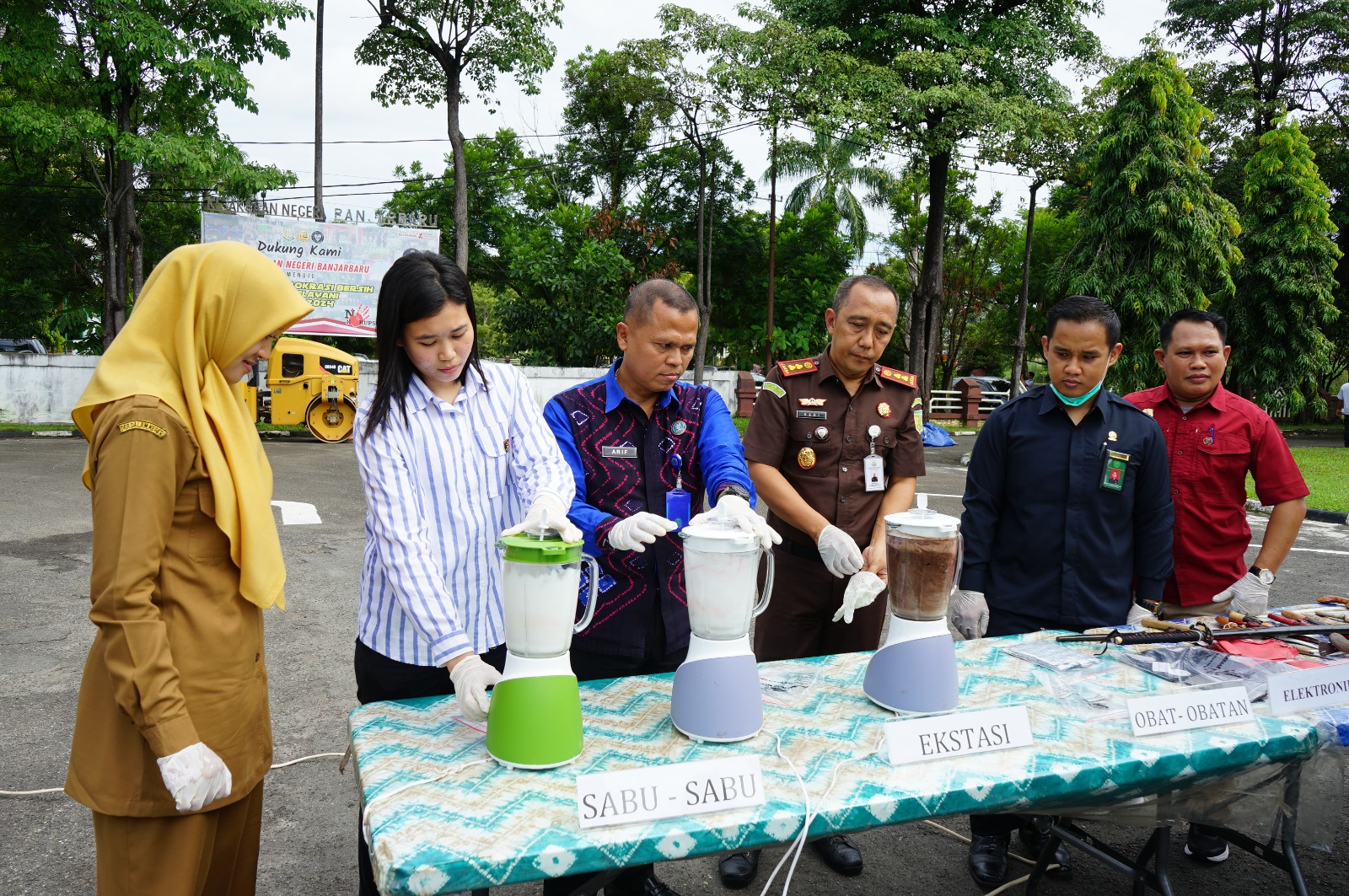 PEMUSNAHAN:Ratusan barang bukti perkara pidana dimusnahkan oleh Kejari Banjarbaru.(Humas Kejari Banjarbaru untuk Radar Banjarmasin)