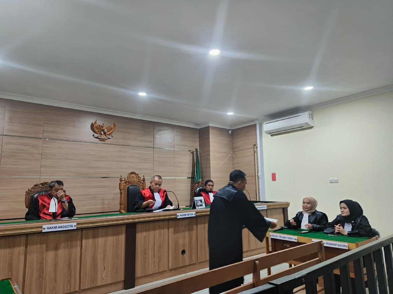 PEMBACAAN TUNTUTAN:Sidang perkara pengadaan alkes fiktif dengan terdakwa Arianto digelar di Pengadilan Negeri Banjarmasin, Selasa (28/5/2024).(Foto:NasDem Kalsel untuk Radar Banjarmasin)