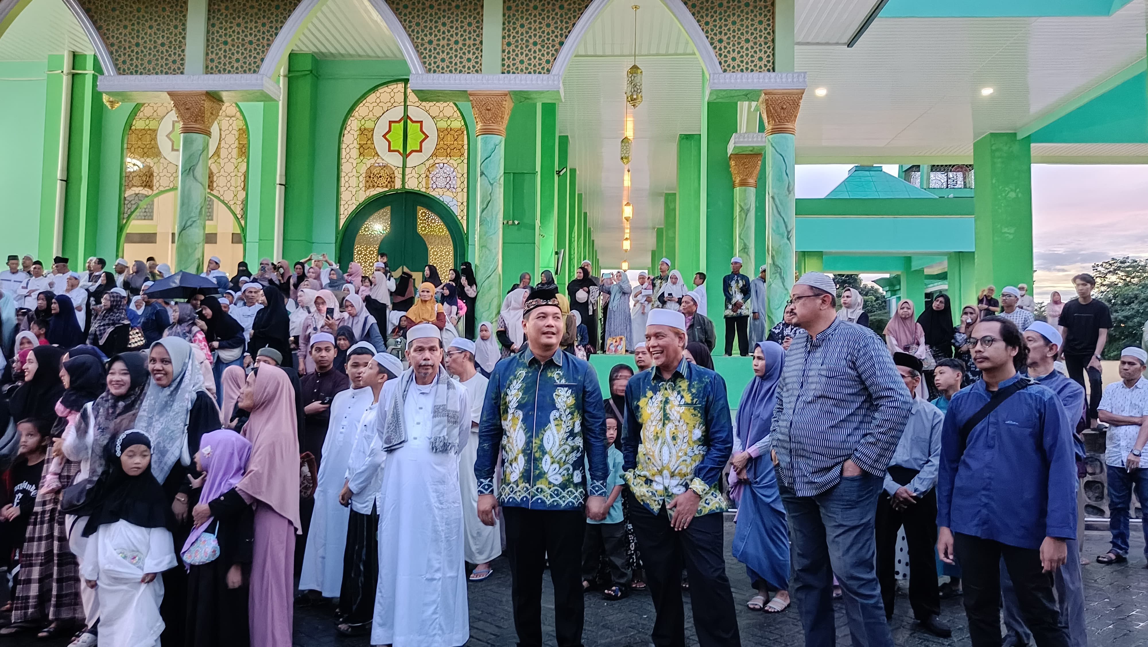 HARU: Para kerabat JCH dan Pemko Banjarbaru turut melepas langsung keberangkatan jemaah di Masjid Agung Al Munawaroh, Kamis (30/5/2024) pagi. (Foto: Sheilla Farazela/Radar Banjarmasin)