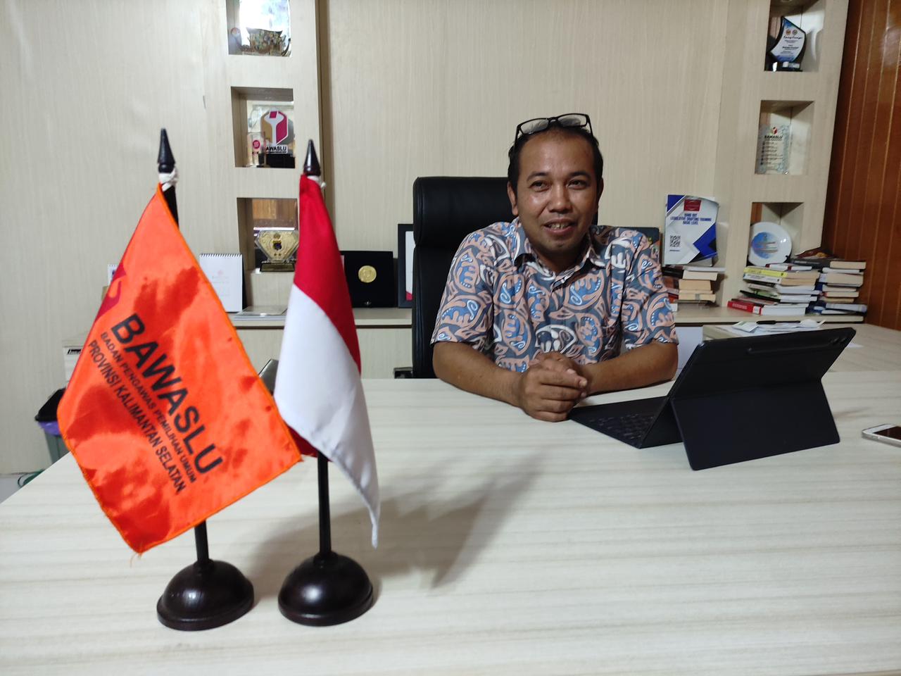 JADI PELAJARAN: Ketua Bawaslu Kalsel, Aries Mardiono.(Foto:dokumentasi/Radar Banjarmasin)