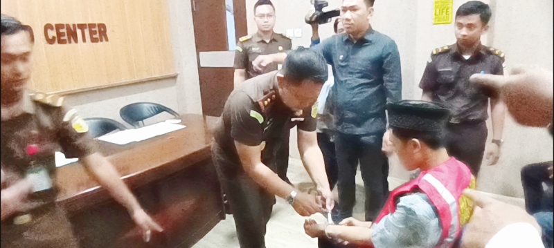 BEBAS: Kepala Kejari Tabalong Aditia Aelman Ali melepas borgol Budi.