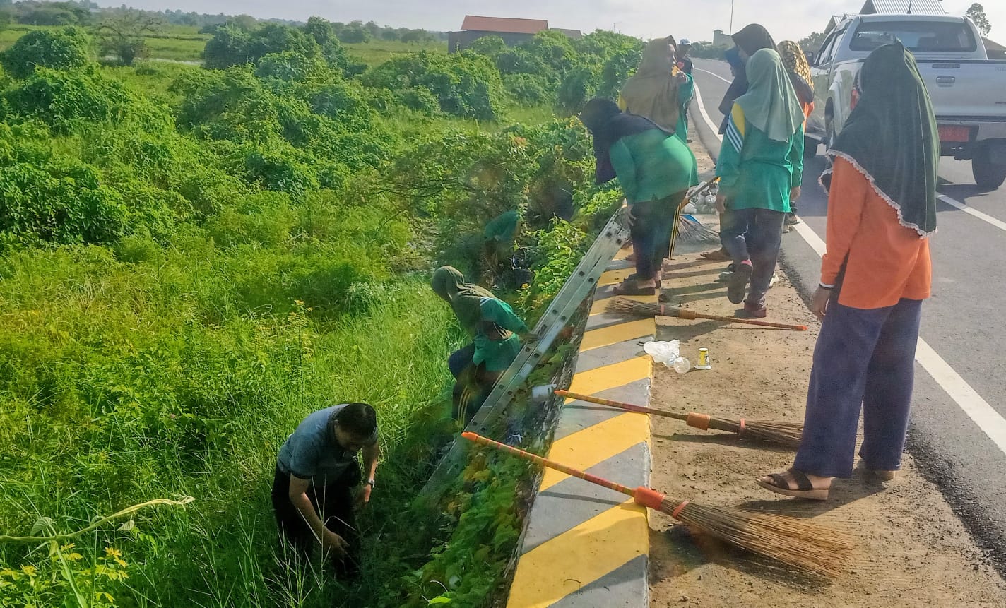KOTOR:Dinas Perkim-LH Kabupaten HSU bersama masyarakat mulung sampah di lokasi jalan viral Bypass Bayur-Panangkalaan, Jumat (31/5/2024).(Foto: M Akbar/Radar Banjarmasin)