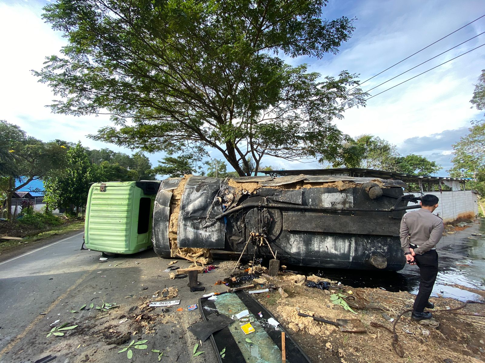 TRUK TERBALIK:Personil Satlantas Polres Tala melakukan olah TKP laka lantas di Jalan A Yani Desa Sumber Mulia, Kecamatan Pelaihari, Kamis (30/5/2024).(Foto : Satlantas Polres Tala untuk Radar Banjarma
