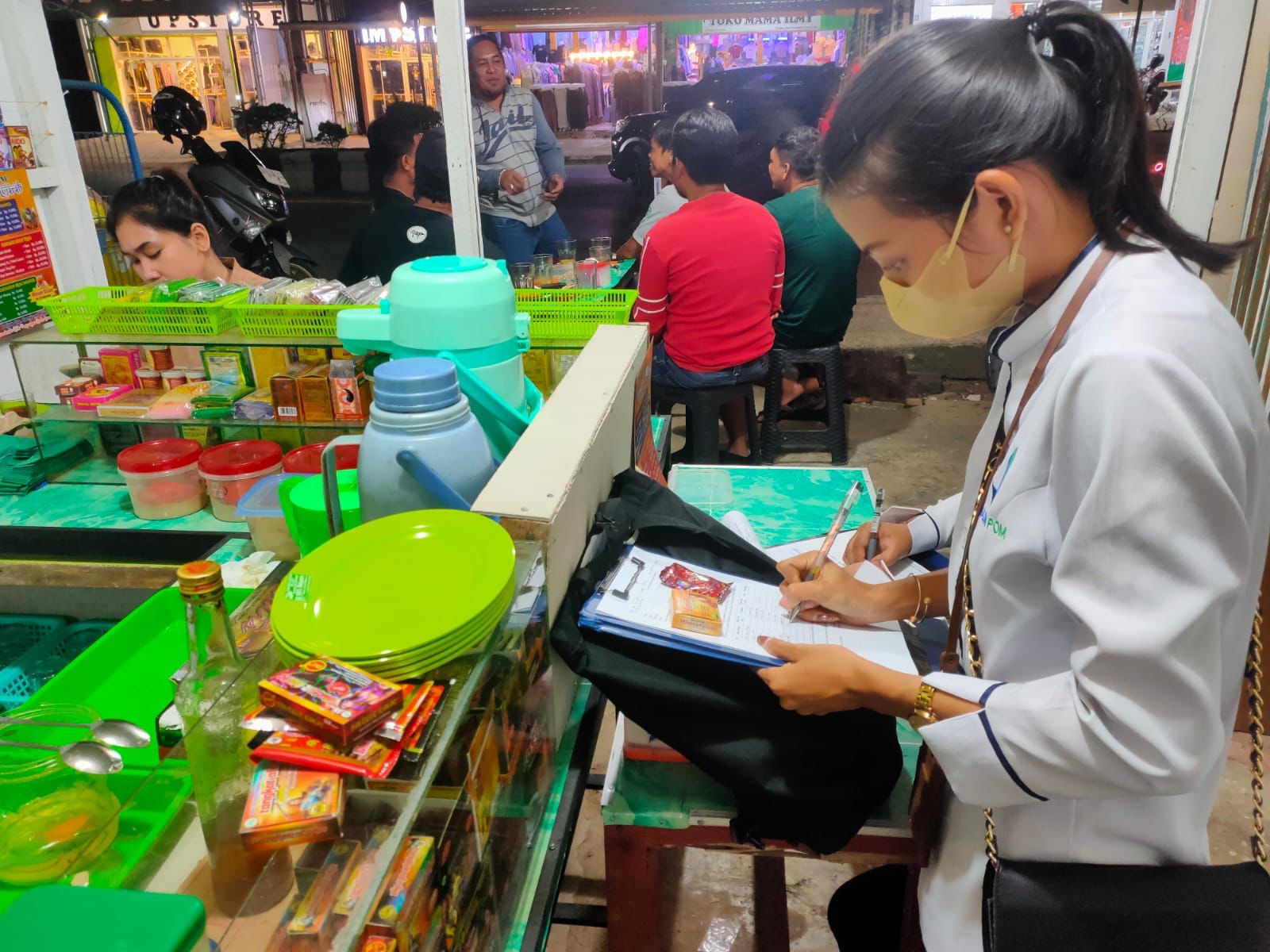 PENGAWASAN:Petugas Loka POM Tanbu melakukan inspeksi obat berbahan alam di salah satu warung obat tradisional di Tanbu, beberapa waktu lalu.(Foto:Loka POM Tanbu untuk Radar Banjarmasin)