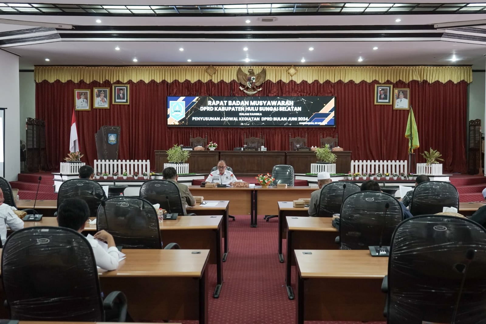 RAPAT : Wakil Ketua II DPRD Muhammad Kusasi memimpin rapat Banmus penyusunan program kerja bulan Juni bersama eksekutif.