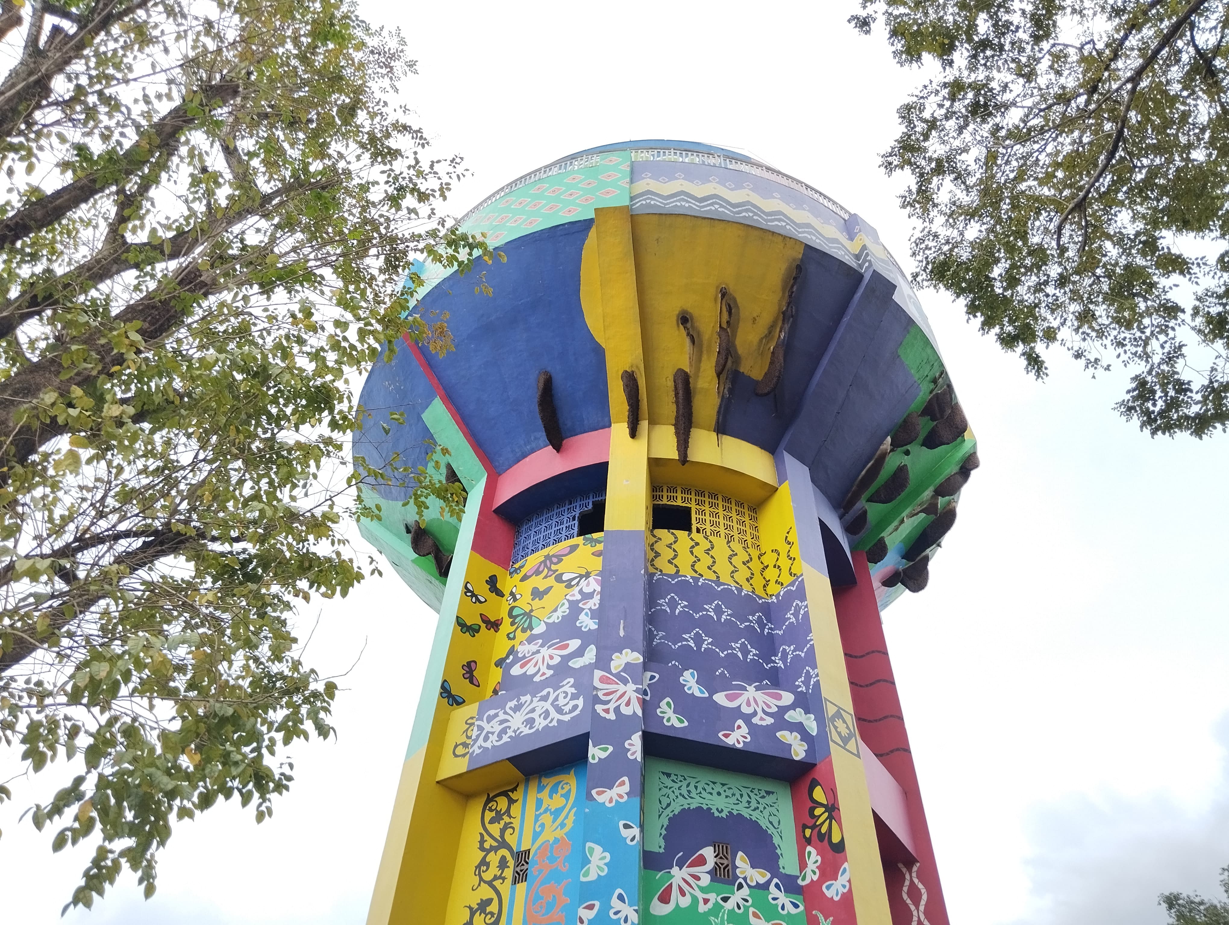 KOLONI:Puluhan sarang lebah bertengger di bagian atas menara PDAM di Taman Van Der Pijl Banjarbaru.(Foto:Fadlan Zakiri/Radar Banjarmasin)