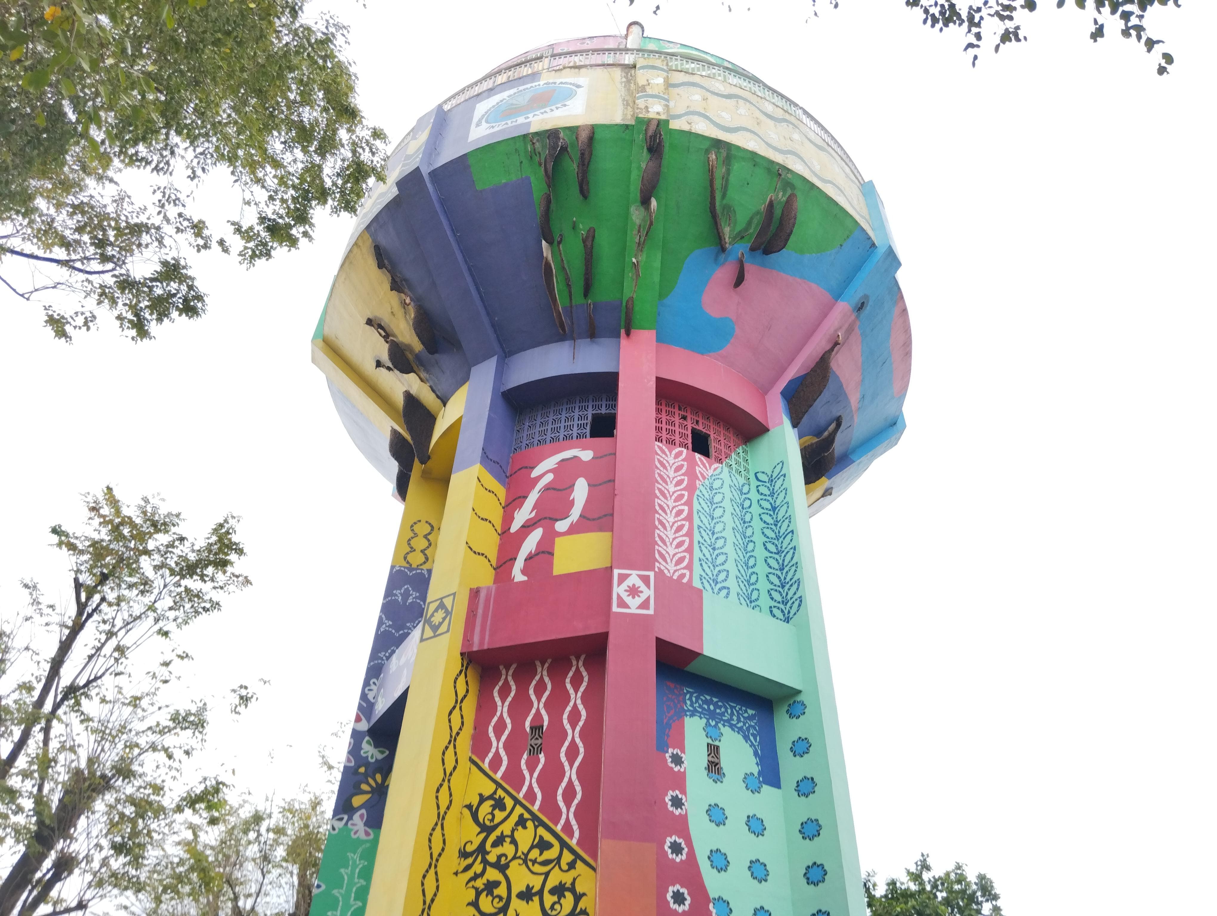 JADI SARANG: Puluhan sarang lebah bertengger di bagian atas menara PDAM di Taman Van Der Pijl.