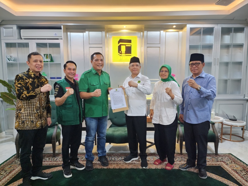 MANTAP MAJU: Ketua DPW PPP Kalsel, M Aditya Mufti Ariffin menerima rekomendasi dari DPP PPP untuk Maju di Pilwali Banjarbaru
