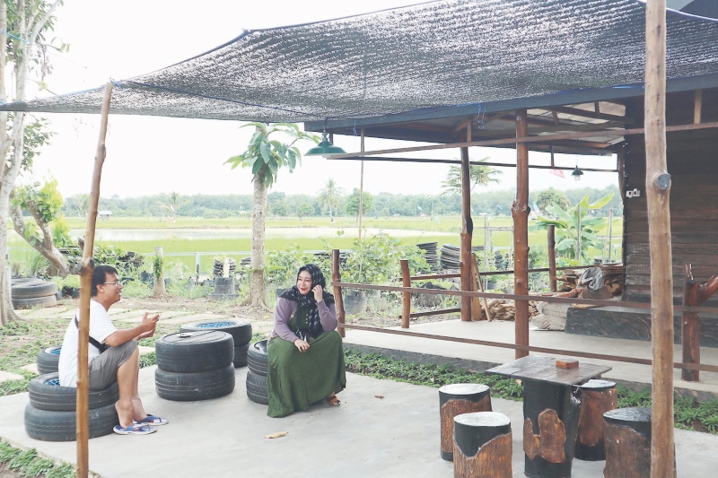 TEMPAT DUDUK: Banyak disediakan kursi untuk duduk para pengunjung di sini. Lokasinya berbeda-beda.