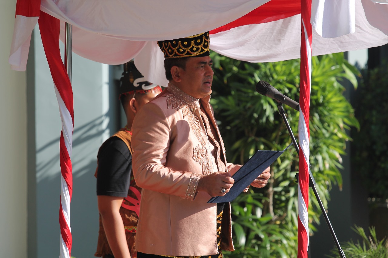 KENAKAN LAUNG:Kanwil Kemenkumham Kalsel, Taufiqurrakhman membaca sambutan di upacara peringatan Hari Lahir Pancasila di Kanwil Kemenkumham Kalsel, Sabtu (1/6/2024).