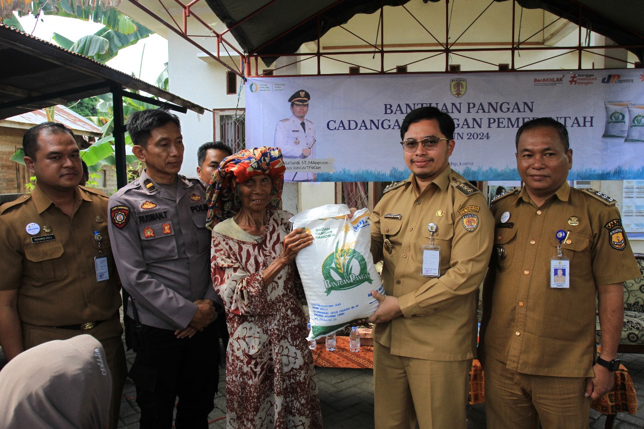 KOMITMEN: Bupati HST, H Aulia Oktafiandi saat memberikan bantuan pangan kepada warga. (Foto: Prokom untuk Radar Banjarmasin)