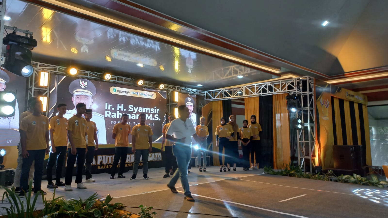 ARAHAN : Pj Bupati Tala H Syamsir Rahman memberikan arahan kepada peserta putra putri pariwisata Tala 2024 yang akan tampil di malam grand final. (Foto : Dispar Tala untuk Radar Banjarmasin)