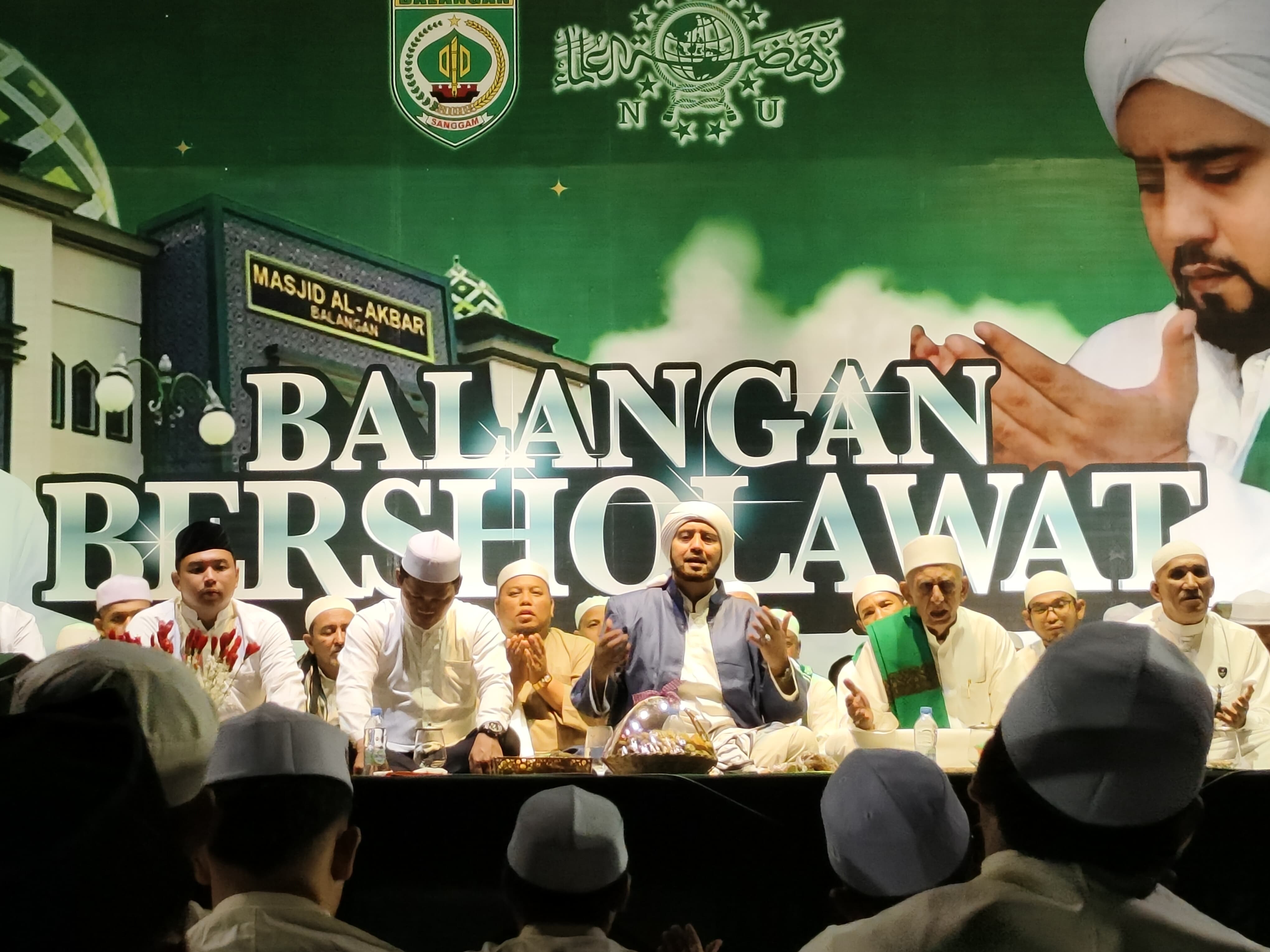 Habib Syech Bin Abdul Qadir Assegaf didampingi Bupati Balangan, H Abdul Hadi, memimpin sholawatan di Lapangan Tugu Durian Maritam, Paringin, Sabtu (1/6/2024) malam.(Foto:M Dirga/Radar Banjarmasin)