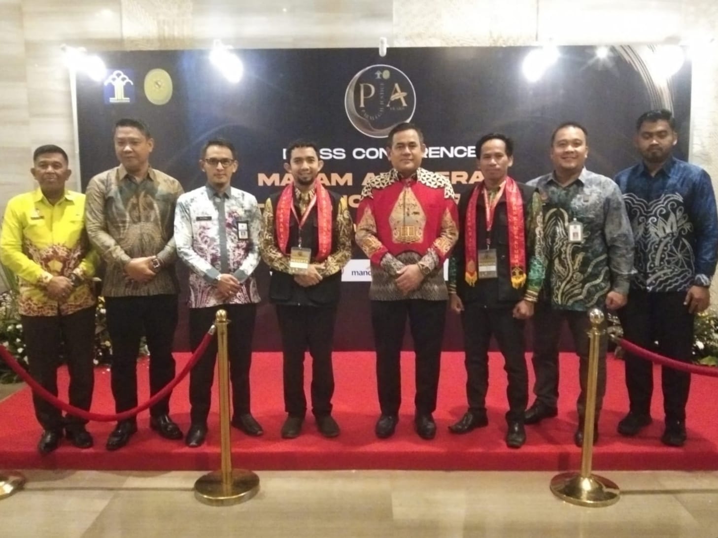 TERIMA PENGHARGAAN:Kakanwil Kemenkumham Kalsel, Taufiqurrakhman bersama perwakilan Kepala Desa, Camat, dan Lurah Kalsel yang mengikuti PJA Award 2024 di Jakarta.