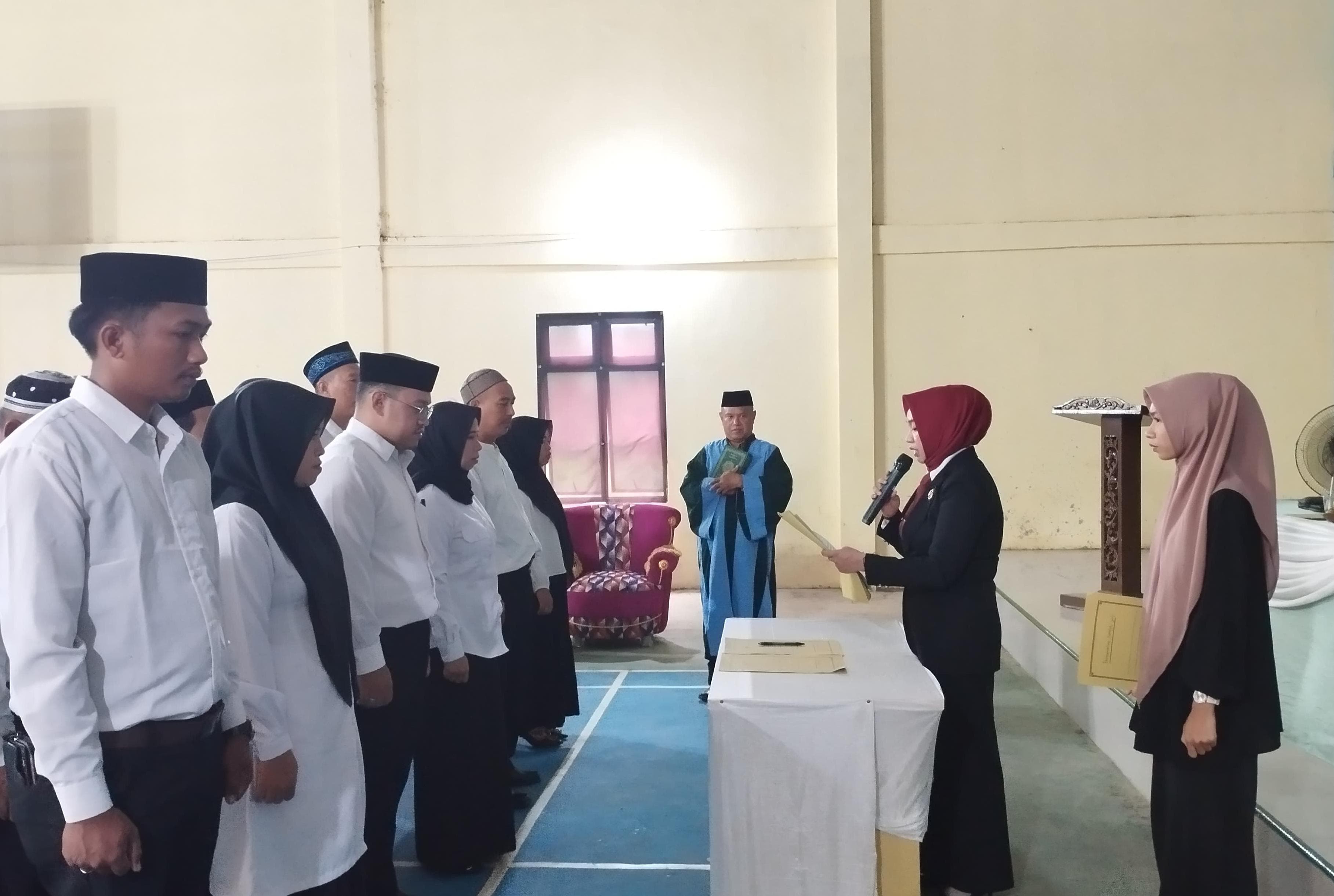 MOMEN:Henny Susanti, Ketua Panwascam Amuntai Utara melantik anggota PKD yang akan bertugas dalam Pilkada 2024 di Kabupaten HSU.(Foto:M Akbar/Radar Banjarmasin)