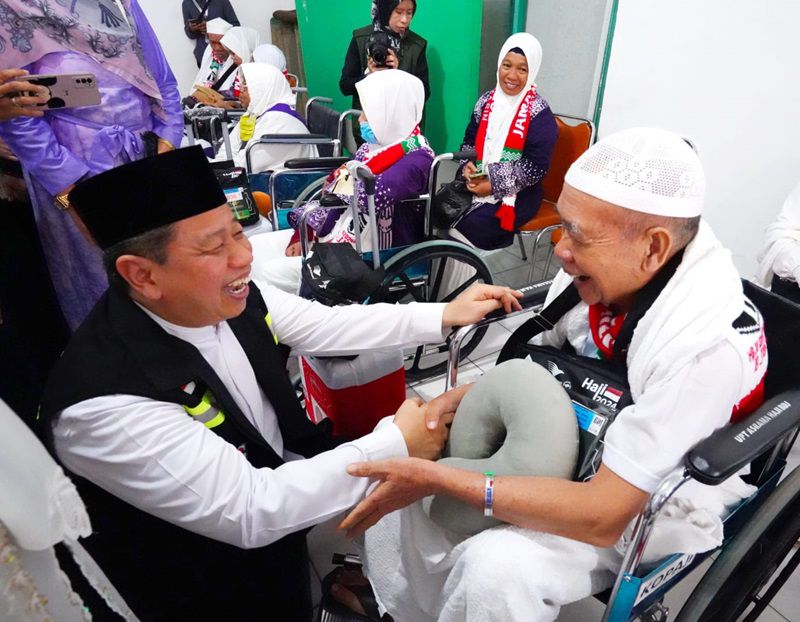 BELUM MEMASTIKAN:Kepala Kanwil Kemenag Kalsel, Muhammad Tambrin saat melepas jemaah haji Kalsel, beberapa waktu lalu.(Foto:Kemenag Kalsel untuk Radar Banjarmasin)