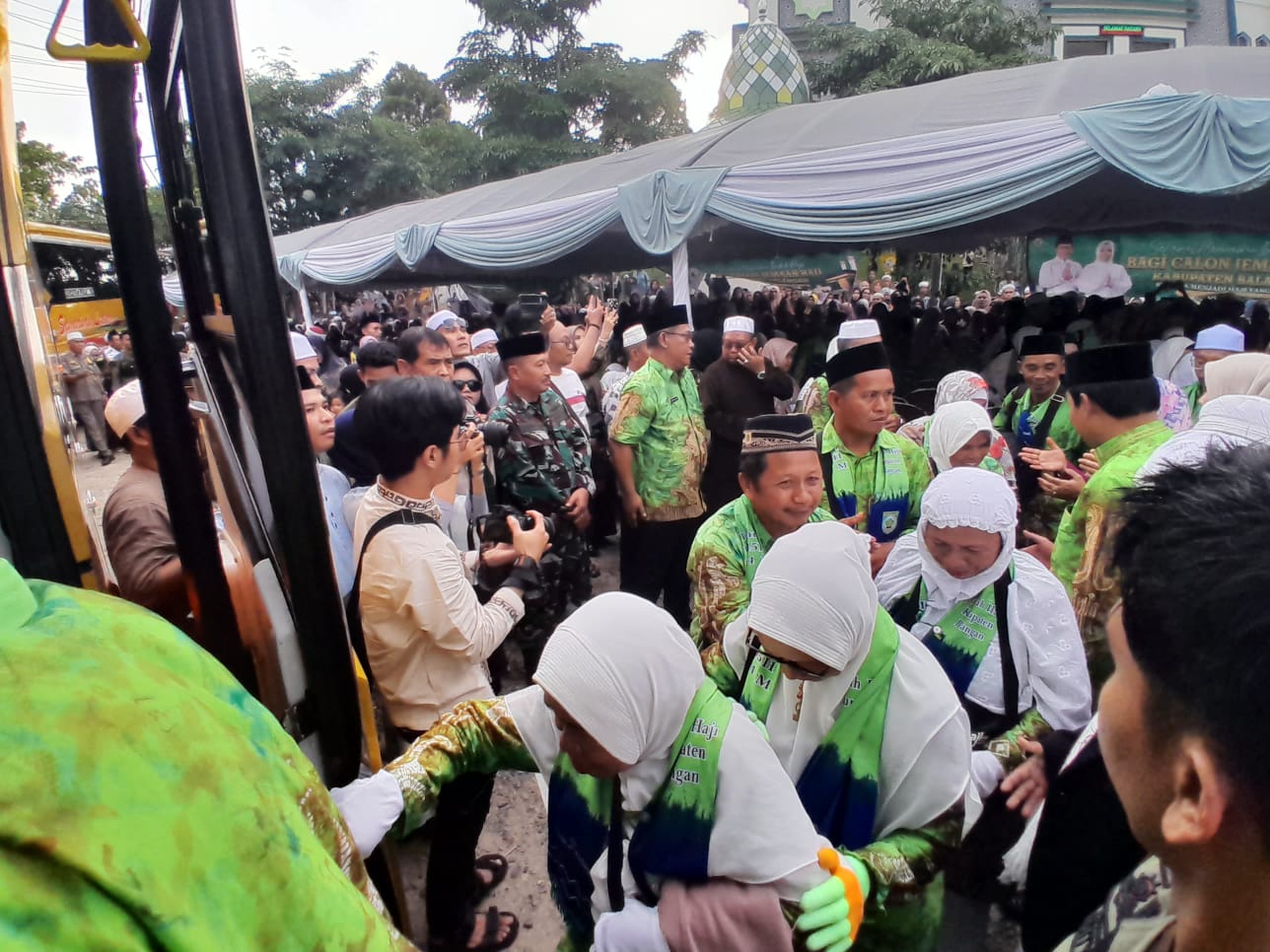 BERTOLAK:Jamaah haji kabupaten Balangan dilepas menuju Asrama Haji Banjarbaru, Ahad (2/6/2024) sore.(Foto:M Dirga/Radar Banjarmasin)