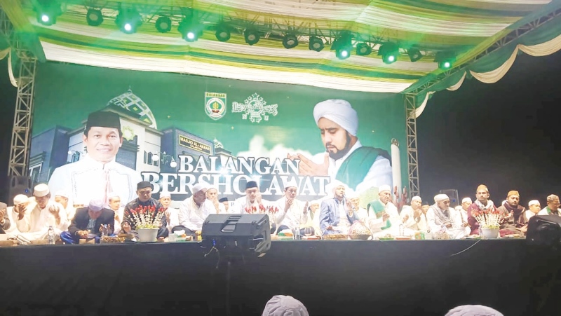 SELAWATAN: Habib Syech Bin Abdul Qadir Assegaf didampingi Bupati Balangan, H Abdul Hadi, memimpin selawatan di Lapangan Tugu Durian Maritam, Paringin, Sabtu (1/6) malam.